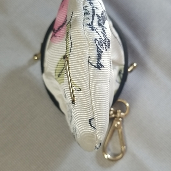 VINTAGE VICTORIA SECRET COIN PURSE -KEY CHAIN CREAME WITH ROSES - Picture 4 of 10